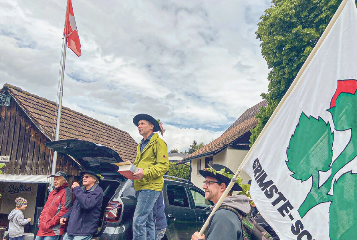Martin Grolimund begrüsst auf dem Dorfplatz die Teilnehmenden. Bild Rolf Wirz
