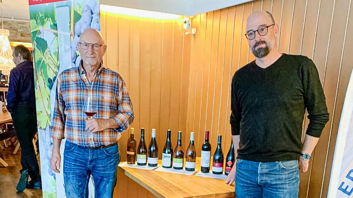 Weinproduzenten-Präsident Andreas Buser (links) und Rebbaukommissär Urs Weingartner berichteten von einem grossen personellen Aufwand im vergangenen Jahr.
Bild André Frauchiger