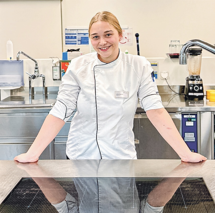 Nach ihrer Köchin-Lehre im Seniorenzentrum Gritt wird Lenja Walliser für ein  Jahr in Adelboden in einem Gourmetrestaurant arbeiten.
Bild Wendy Maltet