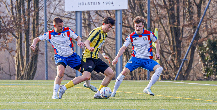 Trotz starker kämpferischer Leistung gibt es für den FC Gelterkinden gegen das Spitzenteam aus eine deutliche Niederlage. Lars Lutz (links) erzielt den Ehrentreffer.
Bild Archiv vs