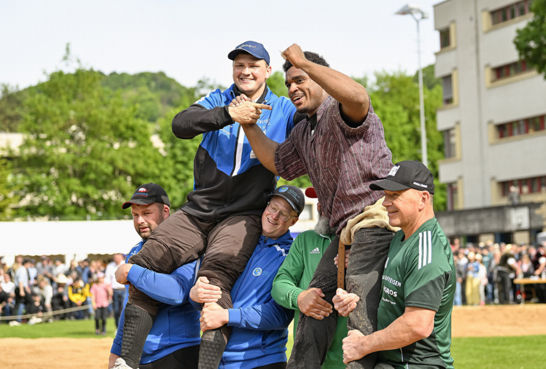 Nick Alpiger (links) gratuliert auf Rang 1b dem Schlussgang-Sieger Sinisha Lüscher. Bild Hans Buff Nick Alpiger (links) gratuliert auf Rang 1b dem Schlussgang-Sieger Sinisha Lüscher. Bild Hans Buff