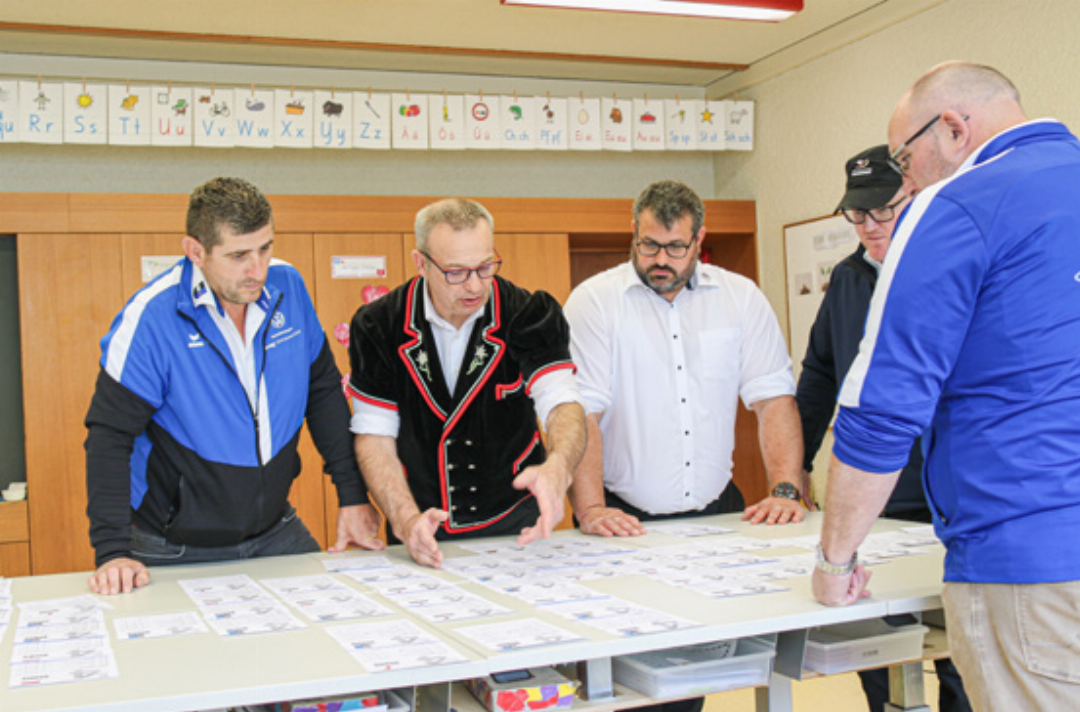 Wer gegen wen?: Das Einteilungsgericht diskutiert über die anstehenden Paarungen. Wer gegen wen?: Das Einteilungsgericht diskutiert über die anstehenden Paarungen.
