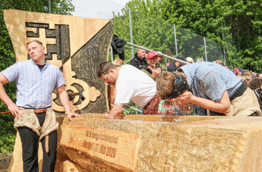 1000 Franken: Der Brunnen mit dem riesigen Oberdörfer Wappen wurde «live» versteigert. 1000 Franken: Der Brunnen mit dem riesigen Oberdörfer Wappen wurde «live» versteigert.