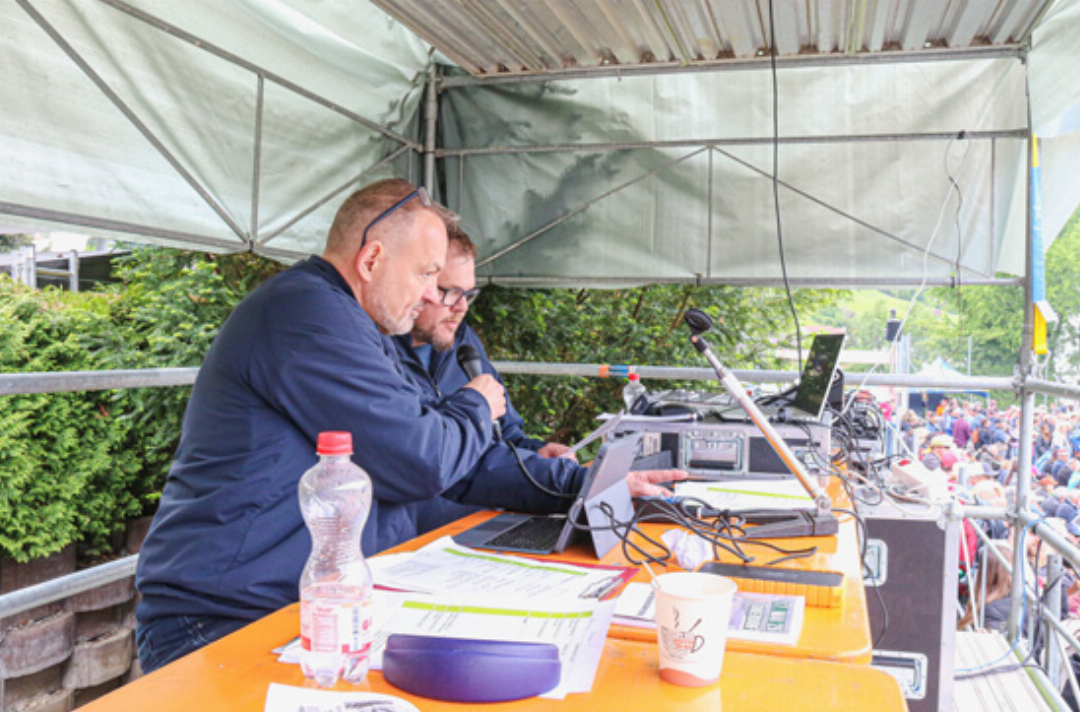 Für Besucher, Falschparkierer und Schwinger da: Die Speaker begleiten das Fest von früh bis spät. Für Besucher, Falschparkierer und Schwinger da: Die Speaker begleiten das Fest von früh bis spät.