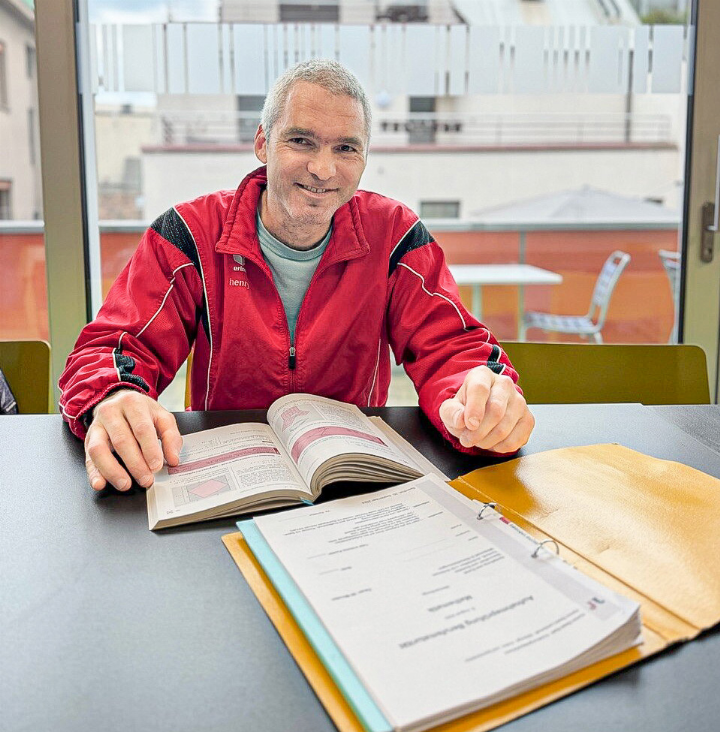 Heinz Buser aus lässt sich von Rückschlägen und Lernschwierigkeiten nicht aufhalten: Mit 40 Jahren startet der Landschaftsgärtner nun die kaufmännische Berufsmaturität.
Bild Wendy Maltet