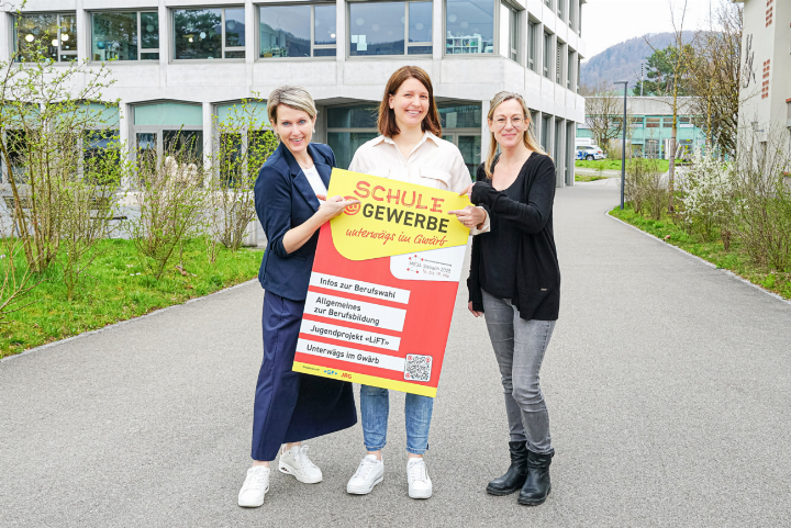 Gewerbe und Schule zusammen (von links): Sandra Meyer, Laufbahnverantwortliche der Sekundarschule Sissach, Corina Küng, Stufenverantwortliche für die Berufliche Orientierung an der Sekundarschule Sissach und Martina Rohn, Geschäftsführerin der Bläuer Holzbau AG aus Sissach. Bild Tobias Gfeller
