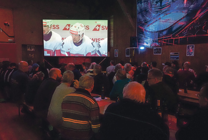 Eine rund 4,5 × 2,5 Meter grosse Leinwand bietet in der Alten Turnhalle optimale Sicht. Bilder Markus Graf Eine rund 4,5 × 2,5 Meter grosse Leinwand bietet in der Alten Turnhalle optimale Sicht. Bilder Markus Graf
