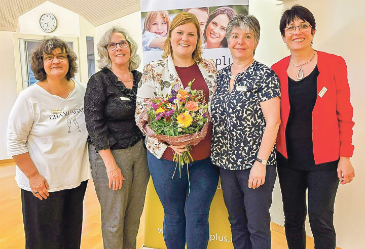 Sekretärin Franziska Wehrlin mit Susi Trösch Manser, Julia Müller, Jeannette Niklaus und Elisabeth Christen-Augstburger vom Vorstand «frauenplus BL» (von links).
Bild zvg