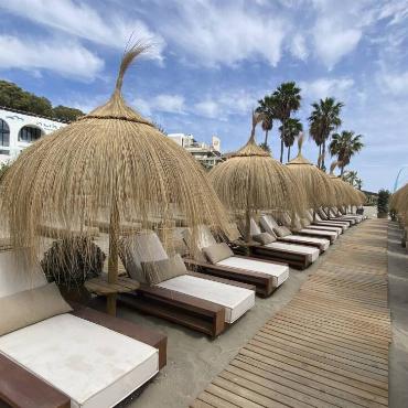 Am Strand von Andalusien hat Cäcilia Dürr aus Gelterkinden diese Sonnenschirme  aus Schilf,(Tschüppeli) gefunden: umweltfreundlich und nachhaltig.