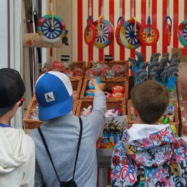 Frühlingsmarkt Gelterkinden BL am 13.5.26, Impression Kinder am Süssigkeitenstand, Lia Erny Aus Rothenfluh