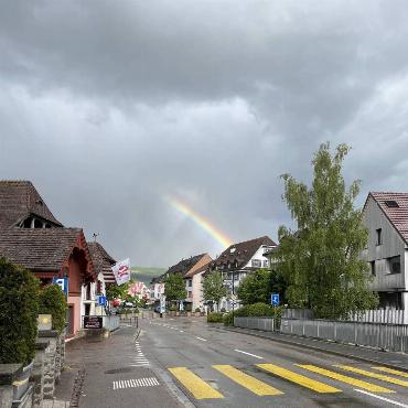 Trix nebiker hat das Gemeindehaus Sissach mit Farbtupfer vom Wolkenhimmel erwischt