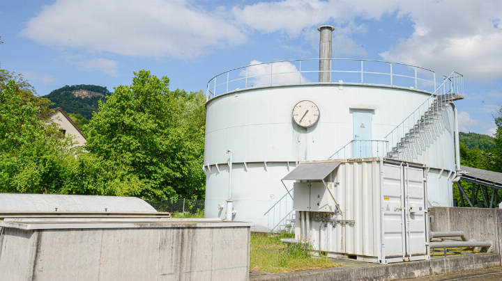 Der 1966 in Betrieb genommene Gasspeicher wird ausser Betrieb genommen und verschrottet, sobald der neue auf dem Betriebsgebäude der Ara Ergolz 1 fertiggestellt ist.
Bilder ch. Der 1966 in Betrieb genommene Gasspeicher wird ausser Betrieb genommen und verschrottet, sobald der neue auf dem Betriebsgebäude der Ara Ergolz 1 fertiggestellt ist.
Bilder ch.