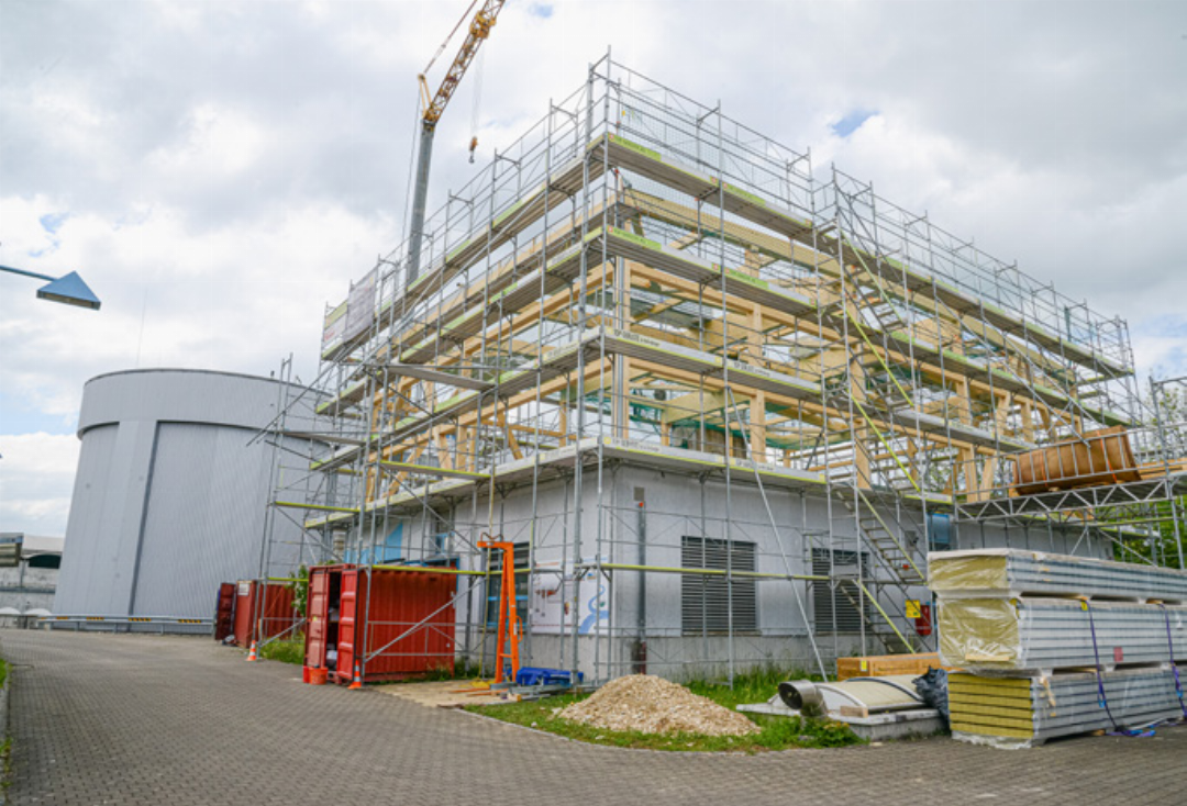 Die Holzkonstruktion hält einem Brand länger stand als ein Gerüst aus Metall: Holzbauer Christoph Abt. Die Holzkonstruktion hält einem Brand länger stand als ein Gerüst aus Metall: Holzbauer Christoph Abt.
