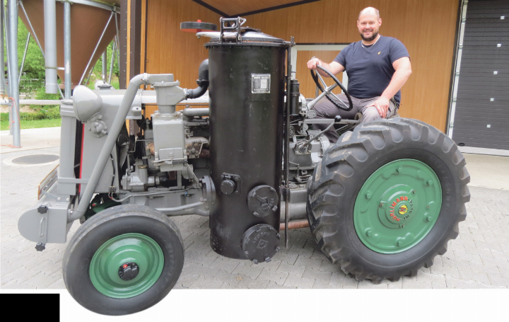 Wer mit dem Holzvergaser-Traktor fährt, habe genug Zeit zur Entspannung, sagt Thomas Recher.
Bild svr.