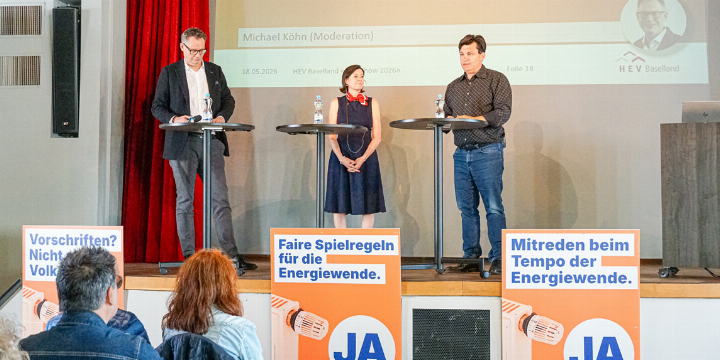 Michael Köhn (links), Christine Frey und Christoph Buser (rechts) beim HEV-Anlass in Münchenstein.
Bild Tobias Gfeller Michael Köhn (links), Christine Frey und Christoph Buser (rechts) beim HEV-Anlass in Münchenstein.
Bild Tobias Gfeller