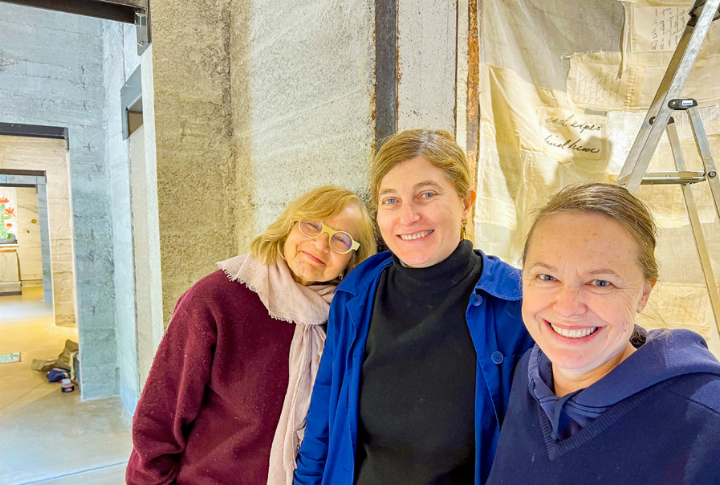 Die drei Künstlerinnen beim Aufbauen der Ausstellung im «Silo 12»: Janet Jaffke, Juliette Lepage Boisdron, Kathryn Vogt-Häfelfinger (von links). Bild zvg Die drei Künstlerinnen beim Aufbauen der Ausstellung im «Silo 12»: Janet Jaffke, Juliette Lepage Boisdron, Kathryn Vogt-Häfelfinger (von links). Bild zvg