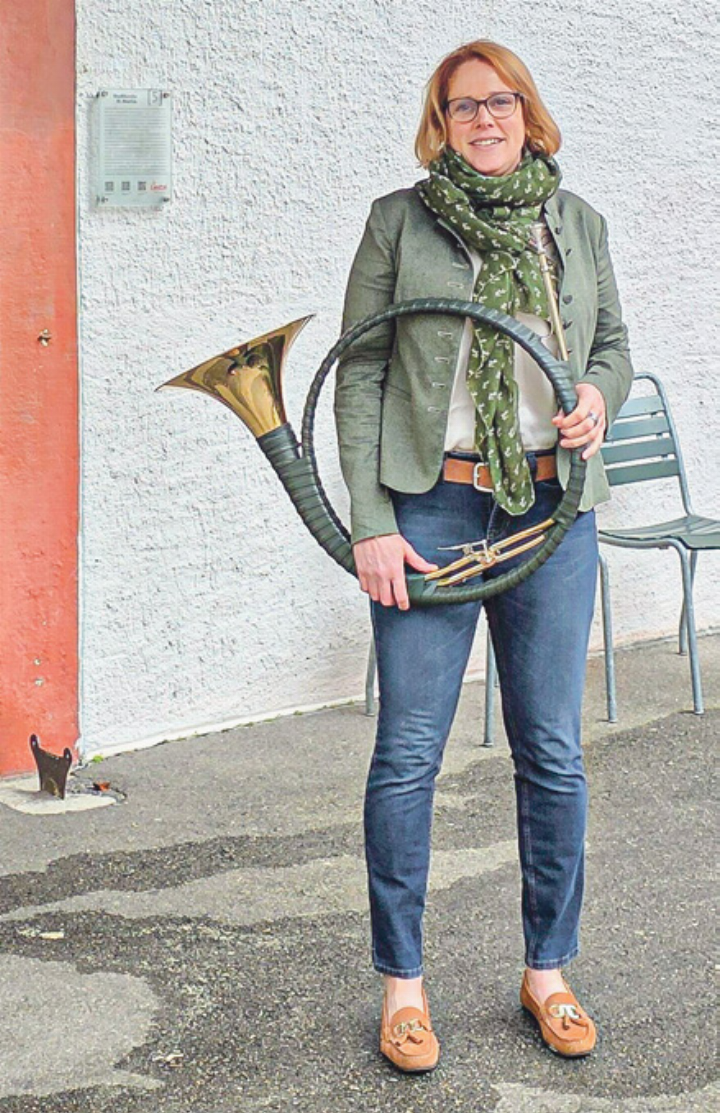 Thekla Homberger mit ihrem Parforcehorn vor der Stadtkirche. Bild lug. Thekla Homberger mit ihrem Parforcehorn vor der Stadtkirche. Bild lug.