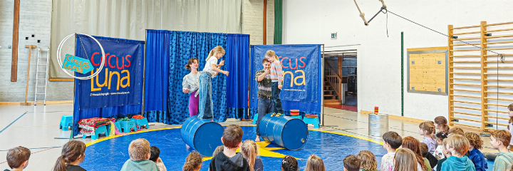 Im Zirkuszelt finden bis zu 180 Personen Platz, die das Programm der Kinder bestaunen können.
Bild zvg Im Zirkuszelt finden bis zu 180 Personen Platz, die das Programm der Kinder bestaunen können.
Bild zvg