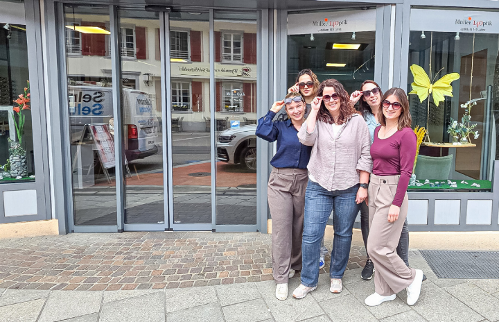 Fabiène Schreiber (Mitte) und ihr Team beraten Sie gerne, damit Sie die perfekte Sonnenbrille finden.
Bild lug.