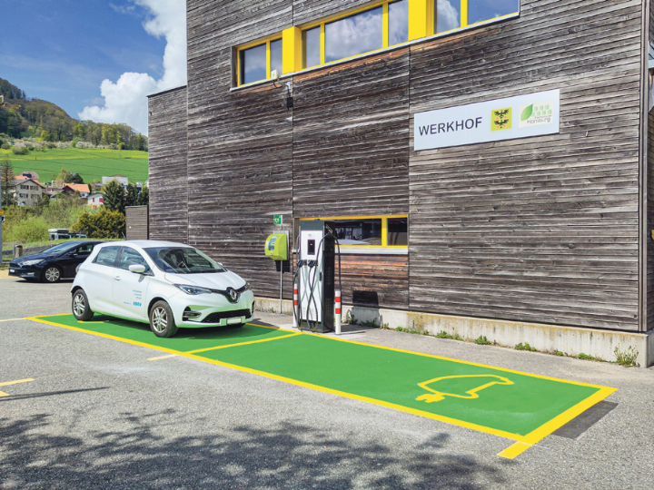 Vor dem Werkhof können E-Autos mit bis zu 100 Kilowatt schnell geladen werden. Bild zvg