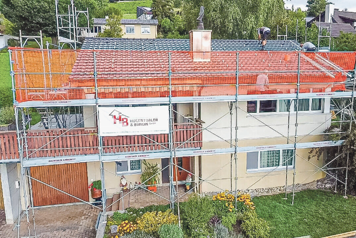 Auch im Gerüstbau sorgt Hugentobler & Bürgin für gute Lösungen. Bild zvg