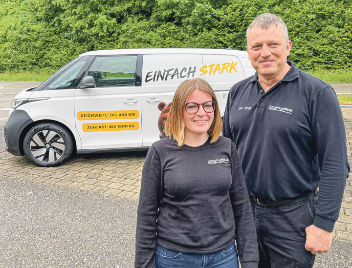 Corinne und Urs Strub mit dem vollelektrischen VW ID Buzz Cargo. Bild vs Corinne und Urs Strub mit dem vollelektrischen VW ID Buzz Cargo. Bild vs