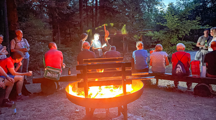 Statt der Krimilesung am Lagerfeuer wird diesmal bei der IG Walderläbnis gesungen.
Bild zvg