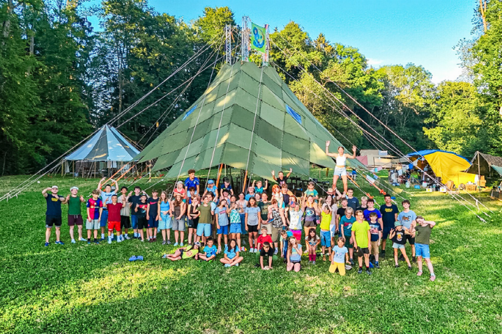 Im Jubla-Lager bauen die Kinder ihre eigene Zeltstadt auf.
Bild zvg