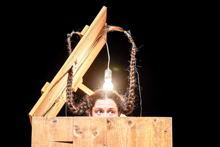 Annina Mosimann in ihrem aktuellen Programm: Aus einer alten Transportkiste erwacht ein «Bestiarium». Bild zvg