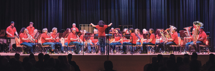 In der Fuchsrainhalle in Möhlin spielten fünf Musikvereine gemeinsam ein Vorbereitungskonzert für das eidgenössische Musikfest. Bild zvg
