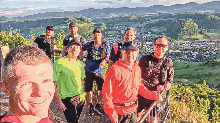 Die «Trail Maniacs» machen ihr «Gipfel-Selfi e» hoch über Sissach. Als nächstes Ziel ins Auge gefasst sind der «Blittechopf» und die «Tennikerfl ueh» Bild zvg