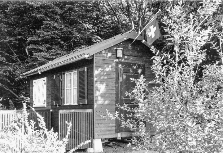In und vor diesem hölzernen Wochenendhaus etwas abseits von Seewen wurden die fünf Leichen
gefunden.
Bilder zvg In und vor diesem hölzernen Wochenendhaus etwas abseits von Seewen wurden die fünf Leichen
gefunden.
Bilder zvg