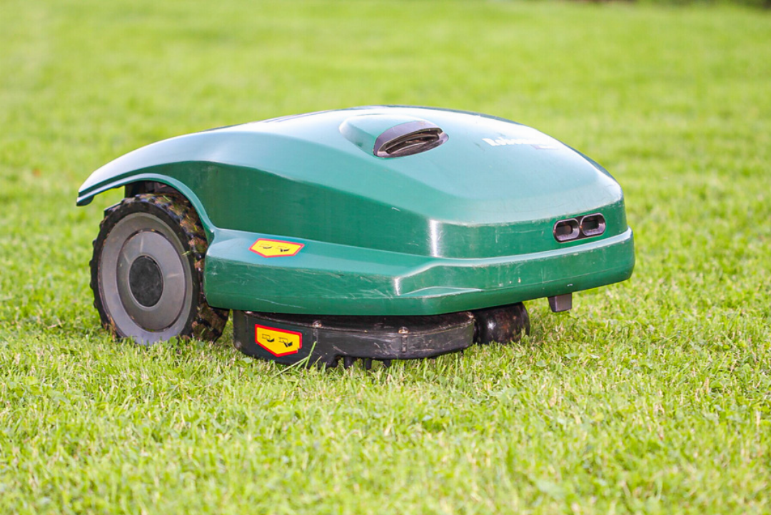 Mähroboter stellen eine grosse Gefahr für Igel dar, da sie diese schwer oder tödlich verletzen können. Bilder zvg Mähroboter stellen eine grosse Gefahr für Igel dar, da sie diese schwer oder tödlich verletzen können. Bilder zvg