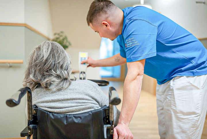 Männliche Zivis seien eine gute Ergänzung zum Pflegepersonal, das zu einem grossen Teil aus Frauen besteht. Bild zvg Männliche Zivis seien eine gute Ergänzung zum Pflegepersonal, das zu einem grossen Teil aus Frauen besteht. Bild zvg