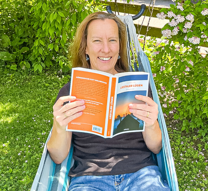 Autorin Ina Haller holt sich Inspirationen nicht nur in der Hängematte, sondern auch an den Orten, an denen ihre Krimis spielen. Bilder zvg Autorin Ina Haller holt sich Inspirationen nicht nur in der Hängematte, sondern auch an den Orten, an denen ihre Krimis spielen. Bilder zvg