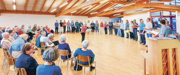 Der Chor Buckten unter der Leitung von Susanne Würmli-Kollhopp singt dem Gastgeber, dem Konzertchor Oberbaselbiet, ein Ständchen. Bild zvg