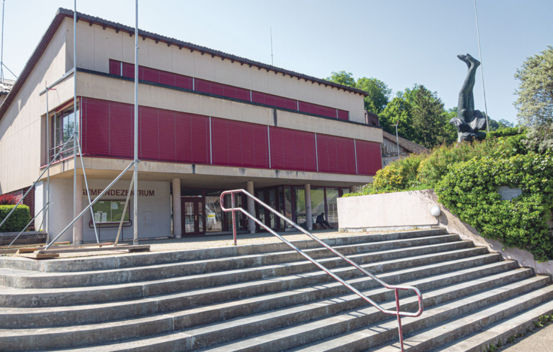 Das dem Abriss geweihte Reigoldswiler Gemeindehaus mit «Ikarus». Die gegossene Plastik bleibt der Gemeinde erhalten. Bilder Martin Stohler Das dem Abriss geweihte Reigoldswiler Gemeindehaus mit «Ikarus». Die gegossene Plastik bleibt der Gemeinde erhalten. Bilder Martin Stohler