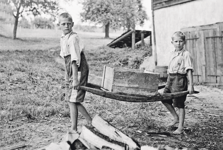 Kinder bei der Arbeit in einer Erziehungsanstalt in Kriens, 1944. Bild zvg Kinder bei der Arbeit in einer Erziehungsanstalt in Kriens, 1944. Bild zvg