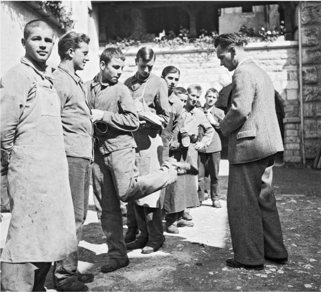 Morgenappell in der Anstalt für jugendliche «Verbrecher und Taugenichtse» in Aarburg, 1936. Bilder zvg / Paul Senn Morgenappell in der Anstalt für jugendliche «Verbrecher und Taugenichtse» in Aarburg, 1936. Bilder zvg / Paul Senn