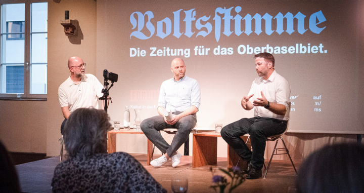 Das Duell auf dem «Volksstimme»-Podium endete nach Einschätzung vieler Zuschauerinnen und Zuschauer mit einem Patt. Von links: Philipp Schoch (Grüne), Moderator Pascal Kamber und Matthias Liechti (SVP).
Bild Peter Sennhauser