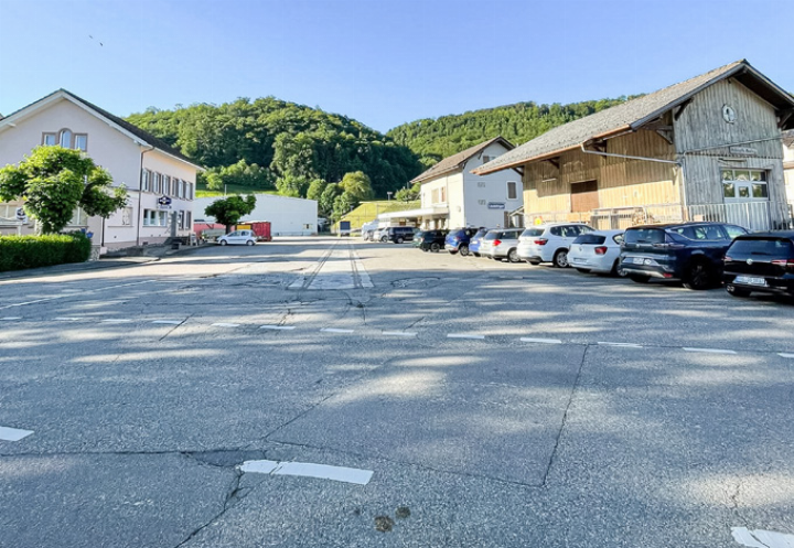 Keine gute für das Dorf, deshalb soll der Bahnhofs-
platz saniert werden.
Bild zvg Keine gute für das Dorf, deshalb soll der Bahnhofs-
platz saniert werden.
Bild zvg