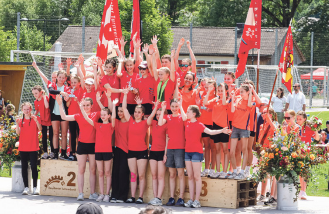 Übervolles Podest: Der Nachwuchs des TV Sis sach feiert im Team-Aerobic einen Doppelsieg. Übervolles Podest: Der Nachwuchs des TV Sis sach feiert im Team-Aerobic einen Doppelsieg.