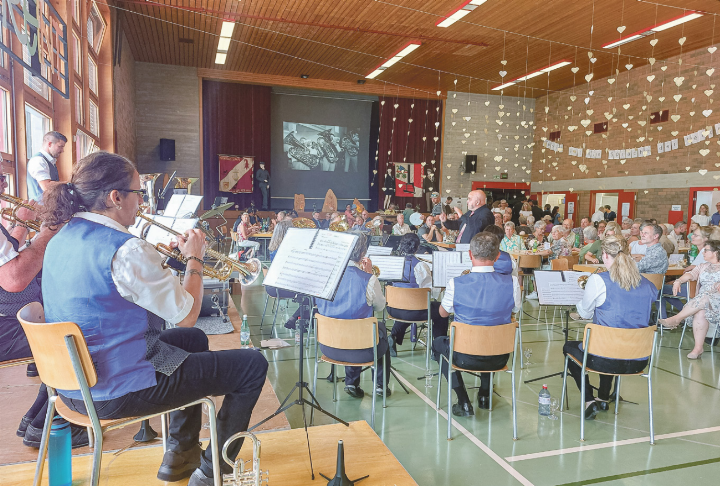 Die Musikgesellschaft Buus überzeugte an der Matinee in der festlich geschmückten Mehrzweckhalle. Bild Stephan Imhof Die Musikgesellschaft Buus überzeugte an der Matinee in der festlich geschmückten Mehrzweckhalle. Bild Stephan Imhof