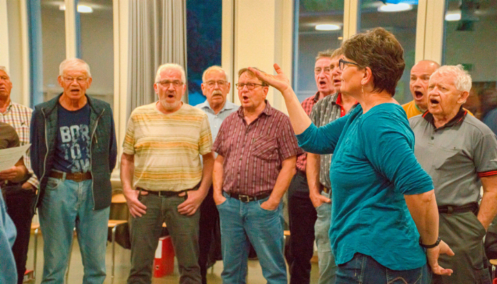 Der Jodlerklub Farnsburg übt unter der Leitung von Doris Hirsbrunner das Lied «Heimetfrüehlig» von Paul Meier, mit dem er beim Jodlerfest in Basel Ende Juni antreten wird.
Bild Carolina Mazacek Der Jodlerklub Farnsburg übt unter der Leitung von Doris Hirsbrunner das Lied «Heimetfrüehlig» von Paul Meier, mit dem er beim Jodlerfest in Basel Ende Juni antreten wird.
Bild Carolina Mazacek