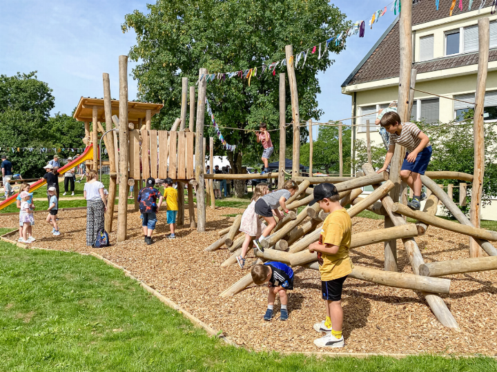 Die Kletterlandschaft mit Rutschbahn ist eines der zentralen Elemente des Spielplatzes. Bild Willi Wenger