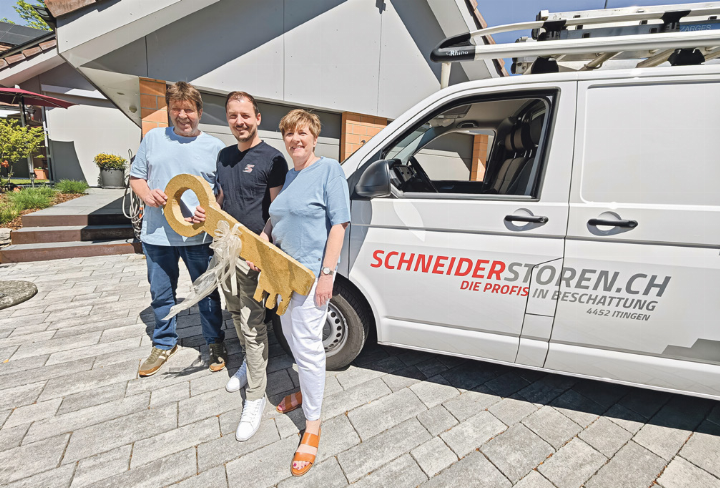 Symbolische Schlüsselübergabe: Sven Köhli (Mitte) übernahm Anfang April das Geschäft von Hermann und Margot Schneider. Bild zvg