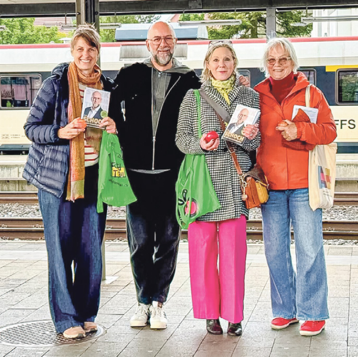 Der Grüne Regierungsratskandidat Philipp Schoch mit seinen Supporterinnen Anne Brück, Ständerätin Maya Graf und GK-Vizepräsidentin Catharina Braun (von links).
Bild zvg