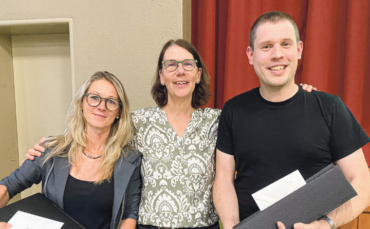 Sandra Eichenberger (links) und Christoph Koch wurden an der Gemeindeversammlung verabschiedet. In der Mitte Gemeindepräsidentin Cornelia Rudin.
Bild Willi Wenger