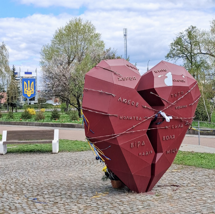 Ein gebrochenes Herz, das durch Stacheldraht zusammengehalten wird, symbolisiert die Widerstandsfähigkeit der ukrainischen Bevölkerung.
Bild Janis Erne