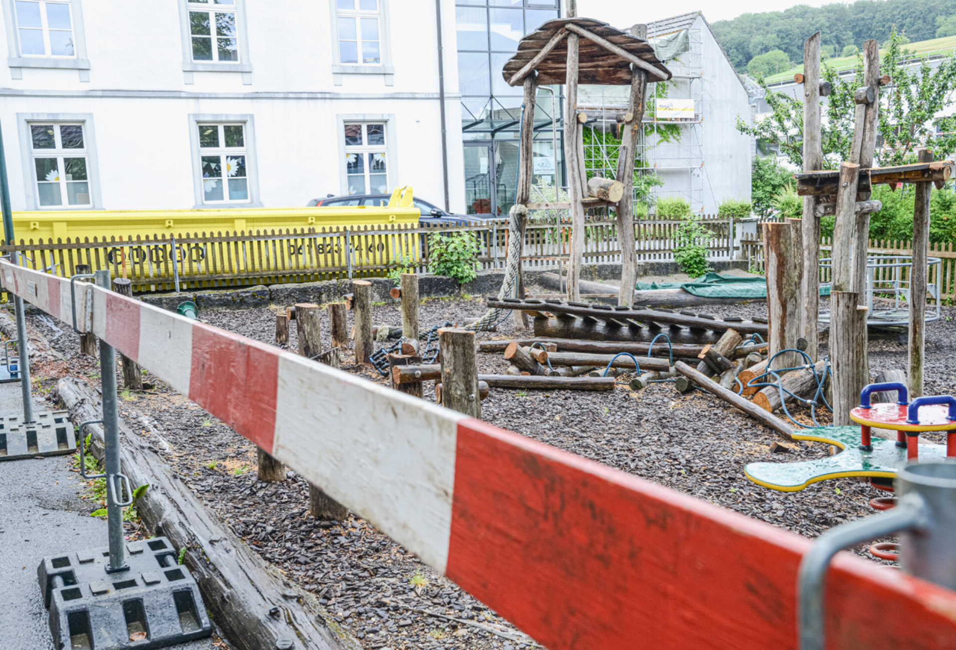 Spielplatz nach Inspektion gesperrt - Das Bild wird blockiert. – Möglicherweise durch einen aktiven Adblocker.